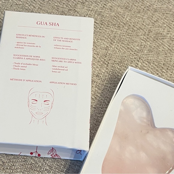 Clarins Gua Sha Instrument Lift-ant Face Massage - Picture 3 of 5